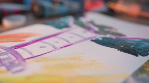 Nahaufnahme von Illustrator, handgemalte, lebendige Turmskizze auf weißem Blatt