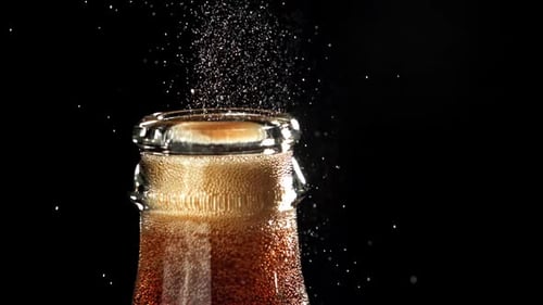 Eine offene Flasche Cola, gefilmt mit einer Hochgeschwindigkeitskamera mit 1000 Bildern pro Sekunde