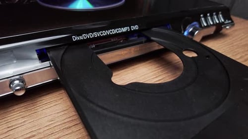 El disco compacto está insertado en el reproductor de DVD