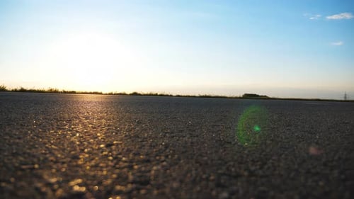 Das Auto fährt auf der Asphaltstraße auf dem Land Autofahrten entlang der Autobahn mit schönen