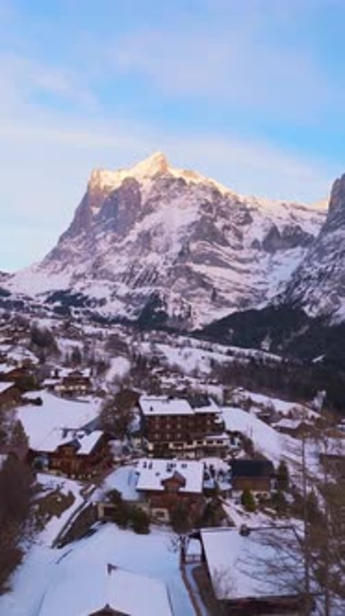 Montaña Wetterhorn y ciudad de Grindelwald en invierno: vista aérea de Suiza
