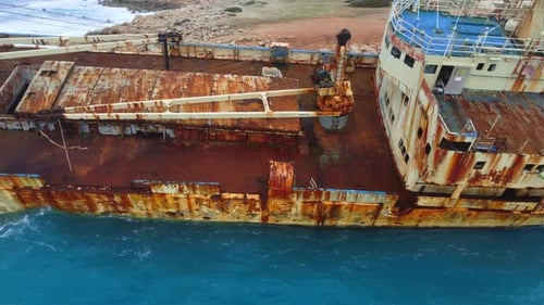 Wrack Versunkenes Schiff im Meer oder Ozean Umweltkatastrophe Altes rostiges Schiff im Sturm Meerwasser