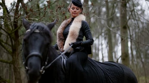 Portrait élégant de dame à cheval d'une belle noble dans un style vintage du XIXe siècle