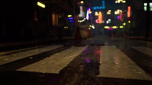 Helle Neonlichter erhellen die regnerische Nacht in der Asian City Street