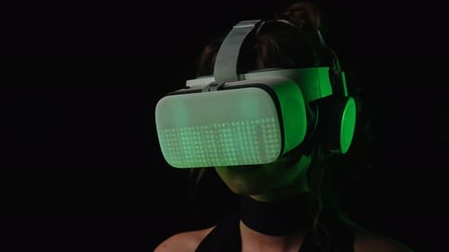 Frau taucht mit Code-Projektion in virtuelle Realität ein