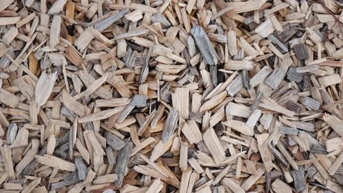 Holzspäne auf dem Boden, die auf dem Kinderspielplatz anstelle von Sand verwendet werden