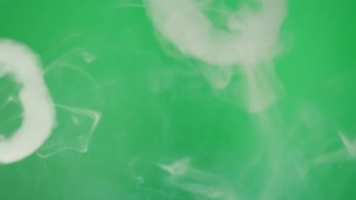 Rauchringe auf grünem Chroma-Key-Hintergrund, rauchender Dampf, Dampfwolken, Nahaufnahme, brennender Nebel