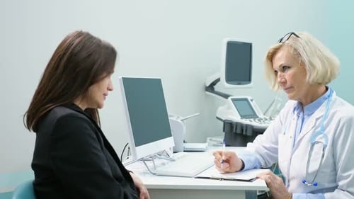 El médico anota las quejas después de tomar antibióticos fuertes