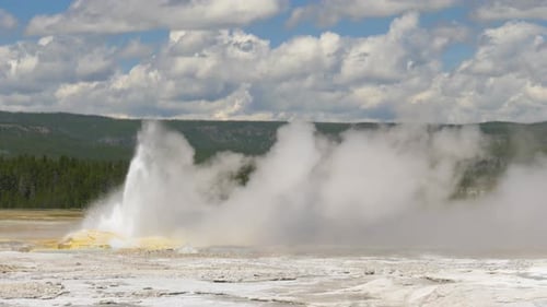 Geysir bricht im Yellowstone-Nationalpark in Zeitlupe aus.