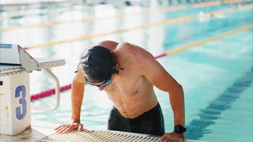 El viaje de un nadador dedicado que captura la transformación del entrenamiento a la victoria en la natación
