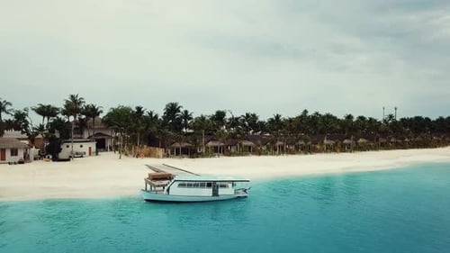 Vídeo de drone de um resort tropical nas Maldivas, lagoa azul, clima ensolarado, águas rasas turquesas