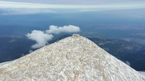 Vue panoramique par drone de la chapelle du prophète Elias sur le pic Profitis Ilias, mont Olympe, Grèce