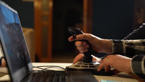 Nahaufnahme der Hand einer Person mit einem Präzisions-Gaming-Joystick für das Flugsimulationstraining.