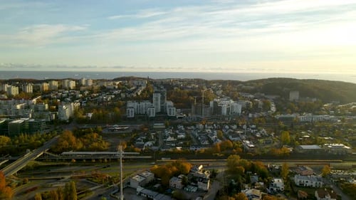 Vue aérienne prise par camion montrant le paysage urbain de Gdynia au lever du soleil et la mer Baltique bleue en toile de fond - Ho