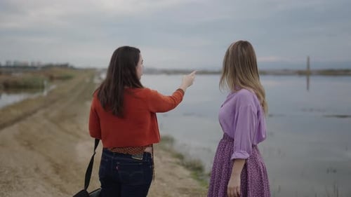 Fotógrafo mostrando ao modelo onde procurar