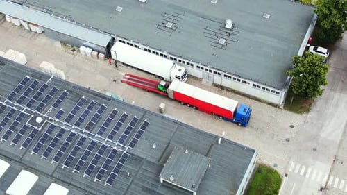 Lkw mit Sattelaufliegern stehen auf dem Parkplatz des Logistikparks mit Ladeknotenpunkt und warten f