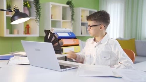 Junge träumt davon, Geschäftsmann im Heimbüro seines Vaters zu sein. Neugieriger Junge.