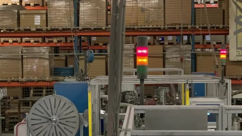 Plan fixe des alarmes qui se déclenchent dans l'environnement d'une usine.