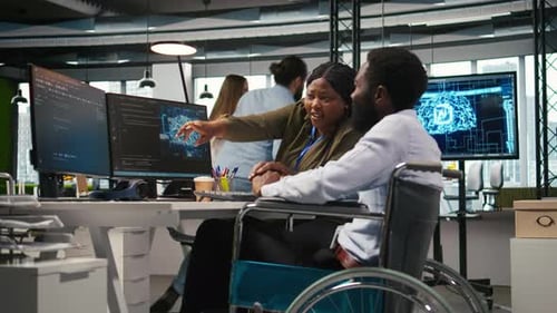 Programador de escritório de startups em cadeira de rodas conversando com colega que desenvolve IA