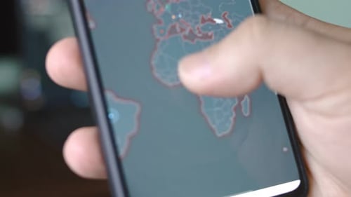 La navigation cartographique des cyberattaques sur l'écran d'un smartphone affiche diverses informations techniques dans lesquelles il est seul