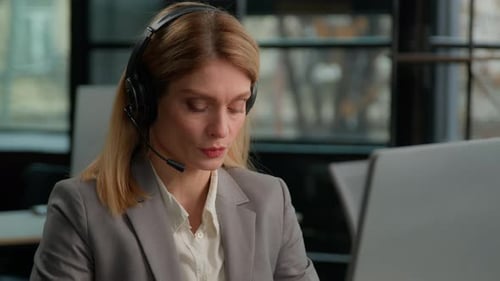 Kaukasische erwachsene Frau mittleren Alters, Geschäftsfrau aus den 30ern, Geschäftsfrau, Arbeiterin im Büro mit Headset