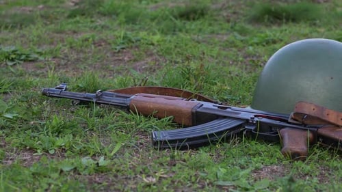 Maschinengewehr auf dem Boden 48