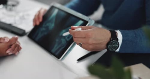 Mains, tablette et médecin avec radiographie, jambes et consultation des résultats pour le patient à l'hôpital