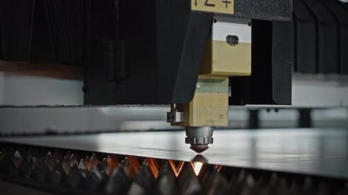 Helle Funken aus der Laserpräzisions-Laserbearbeitung erzeugen beim Schneiden Funken und Hitzeglimmern