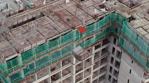 Sitio de construcción de gran altura en Bangkok con estructura de hormigón y grúa