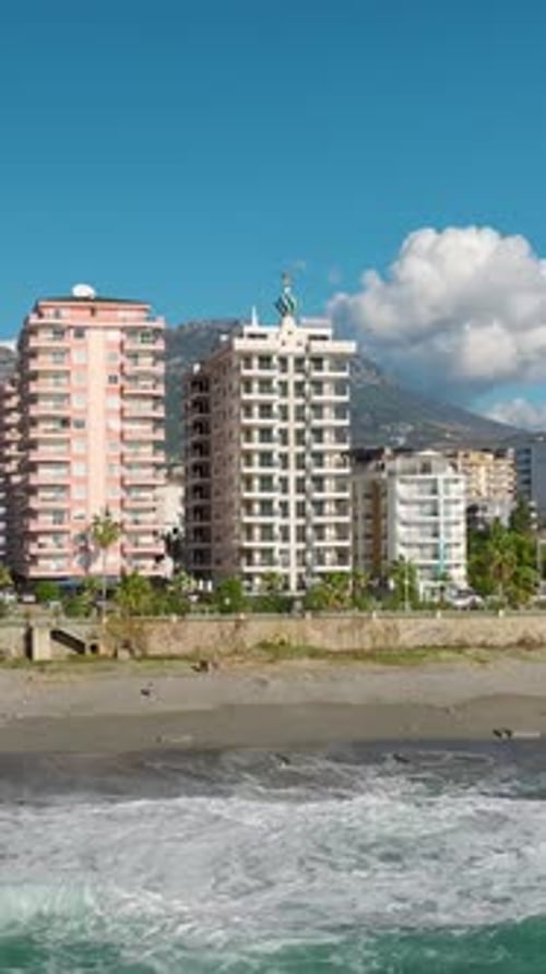 Lujosas villas blancas con vista aérea que se están construyendo cerca del mar Mediterráneo
