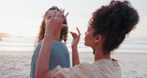 Strand, Sonnencreme und Anwendung von Mutter und Tochter am Meer für Sommer, Urlaub oder Spaß