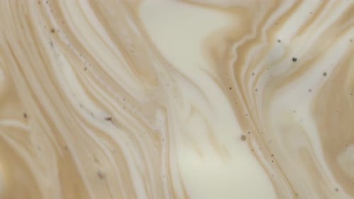 Köstlicher Kaffee mit Milch und Seifenblasen als Hintergrund, Ansicht von oben