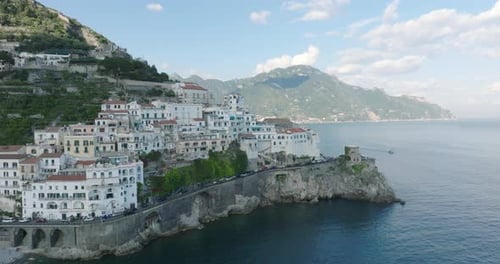 Vue aérienne d'Amalfi avec le mont Falerzio en arrière-plan, Italie