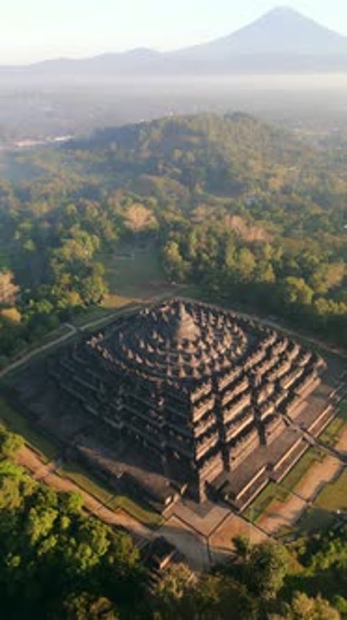 O majestoso templo Borobodur e o vulcão Merapi em Yogyakarta, Indonésia