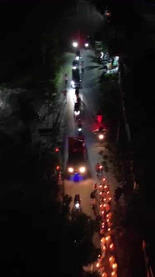 Images aériennes verticales de personnes célébrant un relais de la flamme pendant le mois sacré du Ramadan