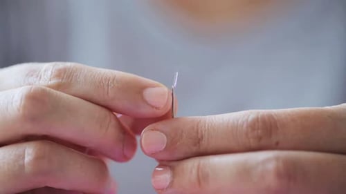 Menschen, Nähen, Sticken, Handarbeiten und Nähkonzept - Hands of Tailor Woman