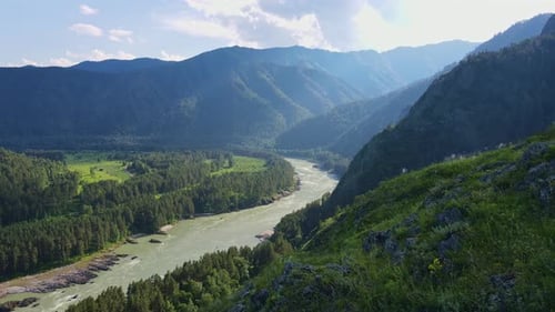 Paisaje montañoso con un río en verano