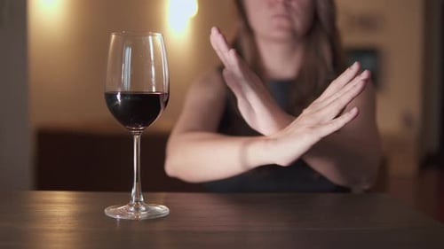 Une inconnue refuse le vin. Style de vie sobre