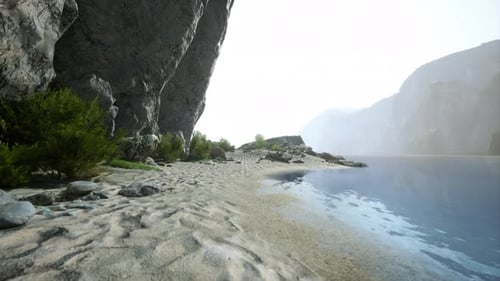 Eine ruhige Strandlandschaft mit felsigen Klippen und kristallklarem Wasser