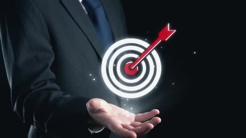 Empresario ofrece un gráfico objetivo con íconos digitales que representan los objetivos, el análisis y el éxito en