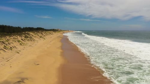 Drone aérien de paysage marin avec plage de sable tropicale