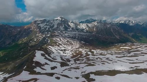 Zumbido sobre los Alpes franceses a principios del verano 28