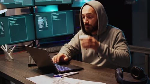 Un voleur criminel pirate un mot de passe pour casser l'interface du serveur