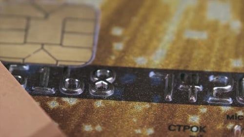 La carte de débit pivote de près