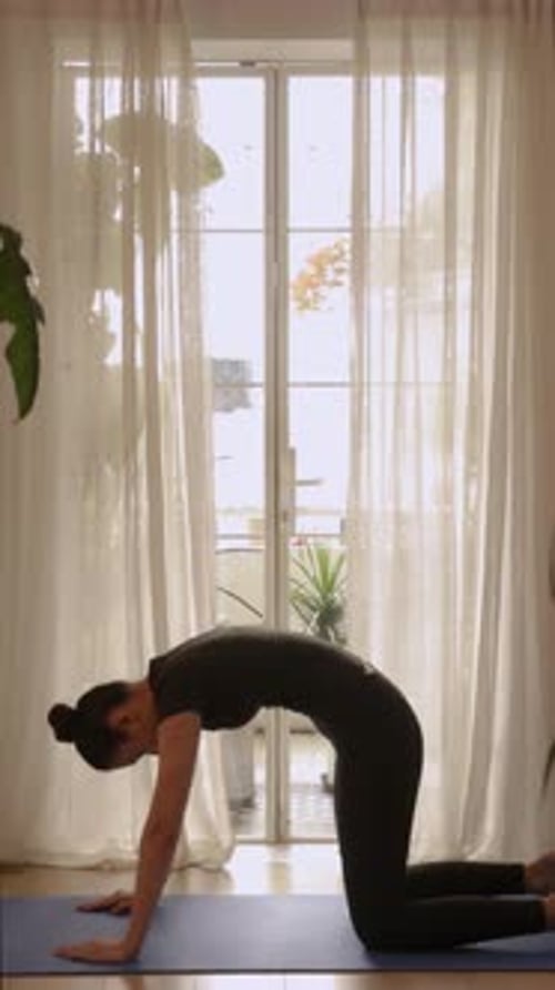 Femme faisant une pose de yoga
