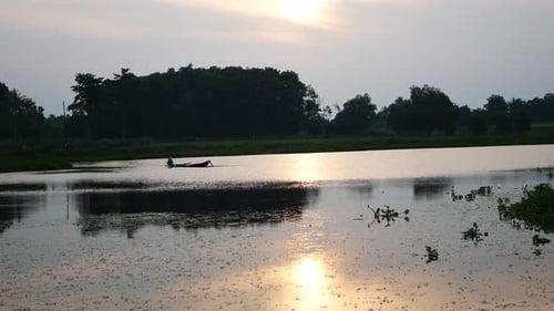 Aktivitäten südostasiatischer Männer, die auf traditionellen Holzbooten fahren, um Fische zu fangen