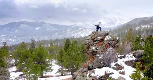 Blick von Wanderern auf die Rocky Mountains im Schnee, Colorado, mit einer Luftdrohne