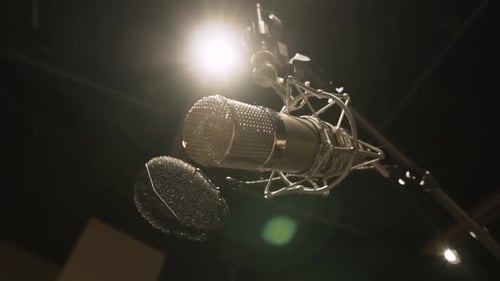 Microphone dans un studio. Suspendez le microphone. Microphone doré. prise de vue à angle bas.
fusée