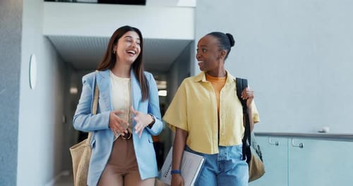 Mulheres, estudantes universitários e riem com amigos, caminham e conversam engraçadamente no campus para educação