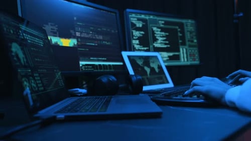 Nahaufnahme weiblicher Hackerhände beim Tippen auf der Tastatur